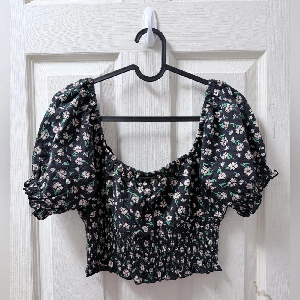๐๐ Billabong Floral Smocked Cropped Top In Black With Cream & Green Flowers - Picture 3 of 3
